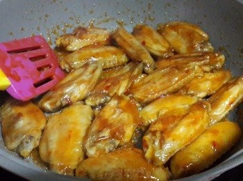 step11: 大火炒至<a href="https://bit.ly/3zHU5V3" target="_blank" data-keyword="雞翼" class="guide-link"><strong>雞翼</strong></a> <span style="display:inline-block;vertical-align:middle;margin-top:-3px;color:initial;border-radius:3px;padding:2px 3px;font-size:12px;line-height:14px;background:#87d300;color:#fff;">即買</span> 粘滿醬汁即可熄火