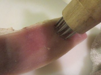 step2: 將腩肉放好, 豬皮向上, 再用針刺勻表面,(針刺愈多愈密愈好, 令烘焗時豬皮變脆口), 然後於肉面用刀輕切兩次, 好令醃製更入味