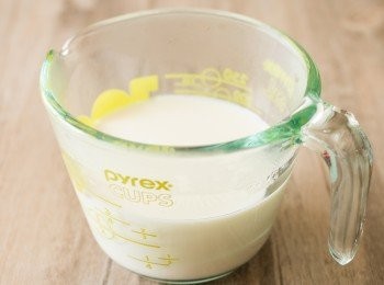 step3: 蒸蕃薯的同時，把牛奶以小火加熱至接近煮滾的狀態。同時開始煮滾一大鍋水以作煮意粉之用。