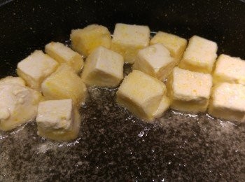 step4: 用半煎炸方法炸豆腐不用太多油,火力只需細火,最好炸兩次。