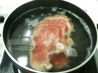 step5: 【煮泡白肉】：水滾後，轉中火，擠入檸檬汁；放入冷凍豬五花火鍋肉片，蓋上鍋蓋煮5秒；打開鍋蓋，用筷子將肉片稍微撥動一下，使肉片不要結在一起（依步驟2的解凍法，肉片交疊處可能還有一小部分還沒解凍完，所以這時用筷子稍微撥動一下，可使這小部分肉片更快受熱），就可熄火（最後以泡熟法，避免肉片煮老）。