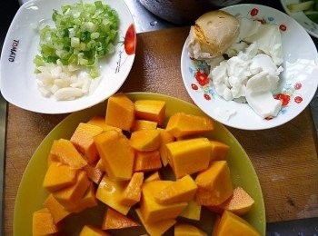 step1: 南瓜去皮切小塊狀、蔥蒜切末、鹹蛋壓碎，備用
