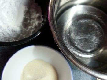 step10: 再做啫哩雜果面:當忌廉蛋糕體凝固後,便可以做啫哩雜果面,先將食用凍開水170g慢慢倒入6g魚膠粉拌勻,再加入30g糖霜拌勻,放在熱水中座溶,取出待涼