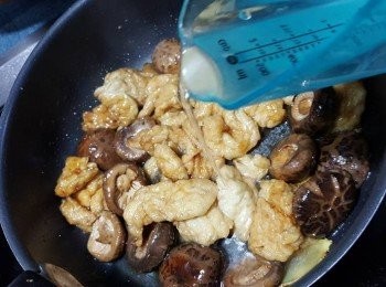 step8: 加入適量食用開水(水要剛好蓋滿所有材料)