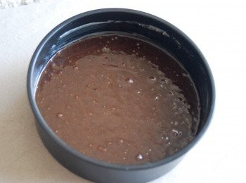step3: 將蛋糕糊倒入塗有牛油的蛋糕模內（6吋蛋糕模），放入已預熱180度焗爐，焗約20至22分鐘