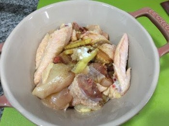 step2: 雞件買回來後先沖洗, 後用廚房紙印乾所有水份, 將醃料加入雞件中醃至少1小時. 蔥切段, 薑切片, 乾蔥頭切片, 蒜切成蓉, 芫荽沖洗瀝乾備用