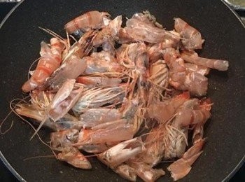 step3: 炒鍋放少許油燒熱，放入蝦頭和蝦殼炒香，
