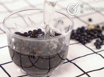 step2: 加入熱滾水，焗5分鐘即可