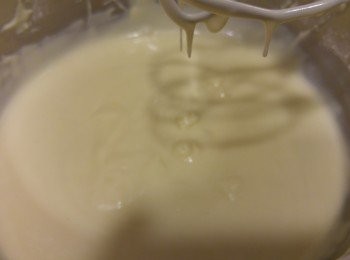 step4: 將<span class="group_2">椰漿糖水</span>慢慢加入粉當中攪勻,直至無粒粒為止。