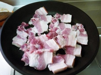 step3: 乾鍋無須放油，下五花肉將油脂逼出(以下都中火烹煮)