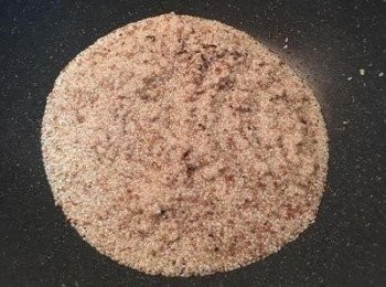 step2: 用2/3的油中小火先將芝麻炒香。 另一爐上則可先煮一鍋水，等ㄧ下煮麵。