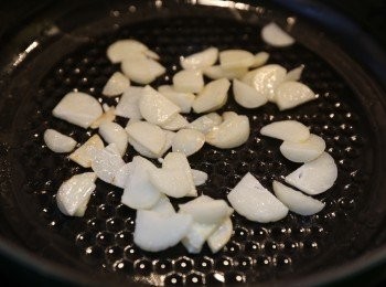 step2: 熱鑊下油爆獨子蒜