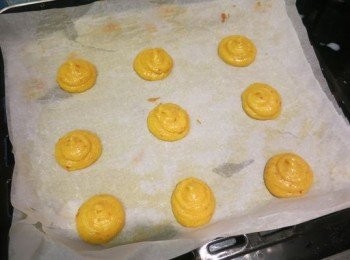 step9: - 裝入擠花袋,擠出泡芙坯 ／ 或者用兩個大匙把麵糊刮成球狀的泡芙坯
 - *****焗爐預熱190度，烤25分鐘即成