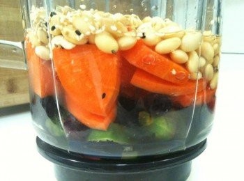 step1: 拿出果汁機，依序放入藍莓、小黃瓜、紅蘿蔔、熟黃豆、黑芝麻、白芝麻，再加淨水（能蓋滿<span class="group_1">食材</span>的量），攪打一下，完成囉。