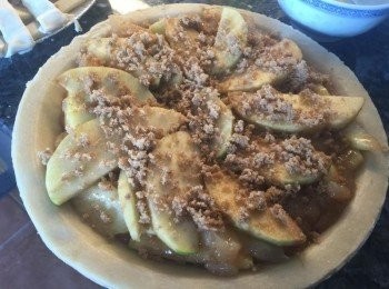 step4: 在<span class="group_2">派皮</span>中鋪上一層蘋果片，中間放入炒好的蘋果醬，最後鋪上剩餘的蘋果片再灑上紅沙糖。