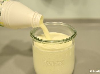 step2: 接著倒入優酪乳,放在室溫降溫,30min-1hr 我放了一個多小時 感覺不那麼冰了 才開始製做