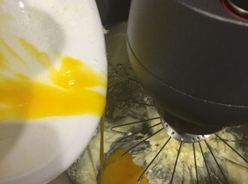 step4: 再加入蛋黃打至滑身。