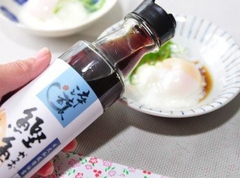 step4: 接著放上浸泡冷水的蔥絲、香菜點綴提味，再淋上淬釀日式和風醬油露 _ 鰹魚風味醬汁