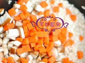 step3: 白米洗淨加入冬茹粒和紅蘿蔔粒, 再加入數滴麻油, 備用