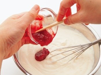step3: 加入砂糖，再加入稍微打發的鮮奶油，以及已過濾的覆盆子果醬