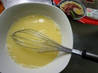 step2: 將蛋液打均後加入一米杯的水,攪拌均勻