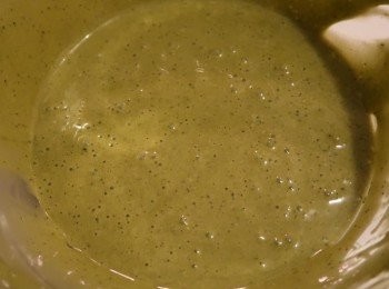 step5: 將打發蛋白與抹茶蛋黃糊做混合，輕拌均勻即可。