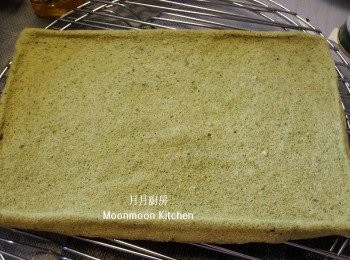 step9: 出爐後撕去焗紙，倒扣在架上放涼。