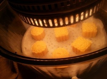 step16: 光波爐預熱230c5分鐘,用底架,入爐前略噴少許水於餅面上及腳(噴埋腳不會容易出現象腳),先用230c波5分鐘(用高溫令月餅快速定型.)