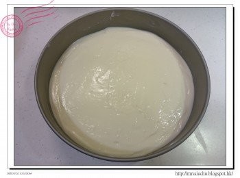 step7: 把完成的忌廉芝士倒入模中, 用膠括掃平表面, 雪2小時至硬身。