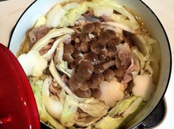 step2: 可加一點點醬油和蒜泥（也可以加味增喔），然後蓋上鍋蓋小火悶煮十分鐘（十分鐘後就會變成圖片的樣子，蔬菜的汁都跑出來了）