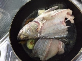 step1: 1)將魚起肉, 魚骨加入一條西芹及1杯水煮20分鐘備用