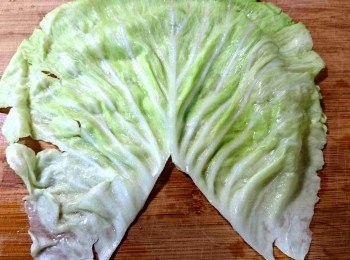 step11: 高麗菜葉攤開，將菜梗剪掉。