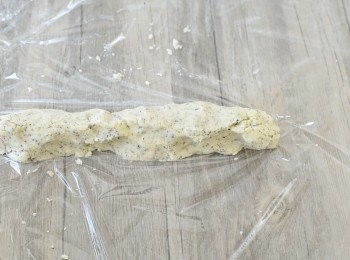 step3: 將粉糰放在枱上，用手將粉糰做成長形，可做成圓或長方形，用保鮮紙包好，放入冰箱(Freezer) 冷藏最少一個小時