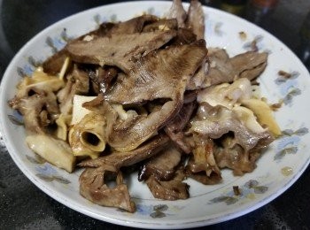 step6: 先將豬心用蒜頭，乾蔥，少少鹽煎香備用