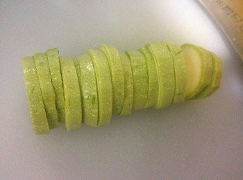 step2: 翠肉瓜洗淨後切成約 1cm 厚的薄片