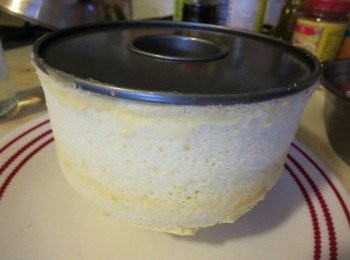 step10: 戚风蛋糕长高要依靠爬模具，所以模具四周不要抹油撒粉，会影响高度的。活底圆模脱模可以用手沿着模具壁慢慢拨开，然后再把底部推出来。记得不要用刀之类的工具，以免划破模具涂层