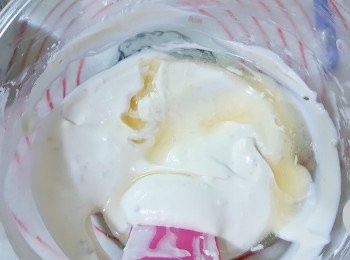 step6: 將隔水加熱至融化的吉利丁片到入已拌好的奶油乳酪中拌勻。