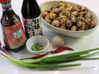 step1: 買回來的花螺用鹽水泡1小時，再用清水反覆沖洗乾淨。