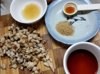 step1: 冬菇2隻浸軟切粒，用砂糖半茶匙，生抽2茶匙，麻油半茶匙，紹興酒1茶匙拌勻，用大火蒸15分鐘待冬菇入味（冬菇無論用甚麼方式煮時，先用這方法處理過的冬菇是很入味好食）