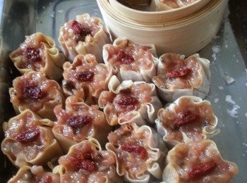 step7: 再放入一粒杞子於面