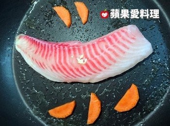 step1: 出平底鍋，放入奶油和橄欖油，開小火。奶油融化後，放入鯛魚片和紅蘿蔔片，開中火慢煎。