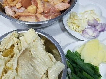 step1: 洗淨雞件，索乾水，加入【<span class="group_2">醃雞</span>】料最少半小時。枝竹浸軟，薑蔥蒜切段及片備用。