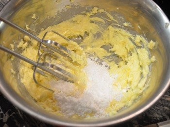 step2: 牛油軟化後用電動攪拌器以低速打至呈乳霜狀。然後分2次加入糖粉再攪打至蓬鬆狀。