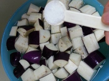 step3: 茄子洗淨後切粒,用1茶匙鹽加水浸約十分鐘以上待用