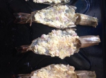 step10: 然後將蒜蓉牛油鋪滿蝦肉上