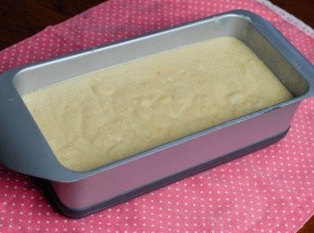 step4: 將蛋糕糊倒入烤模內 （烤模內先塗牛油），放入已預熱180度焗爐，焗約45－50分鐘，或至蛋糕全熟即成！