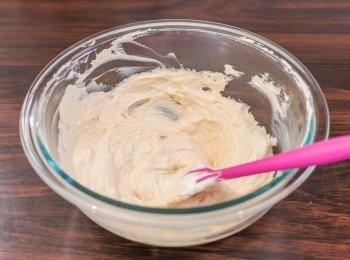 step9: 蛋糕體做法 – 花生醬層：加入剩下的淡忌廉以膠刮拌勻。