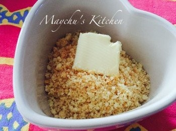 step2: 加入室溫牛油，用湯匙將餅碎與牛油混合。