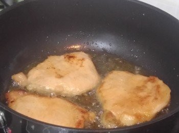 step2: 用半煎炸把豬排煎熟，撈起隔油備用。