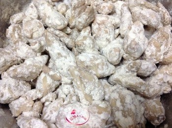 step5: 放入地瓜粉拌勻，放置10分讓粉反潮，下鍋油炸時才不會掉粉